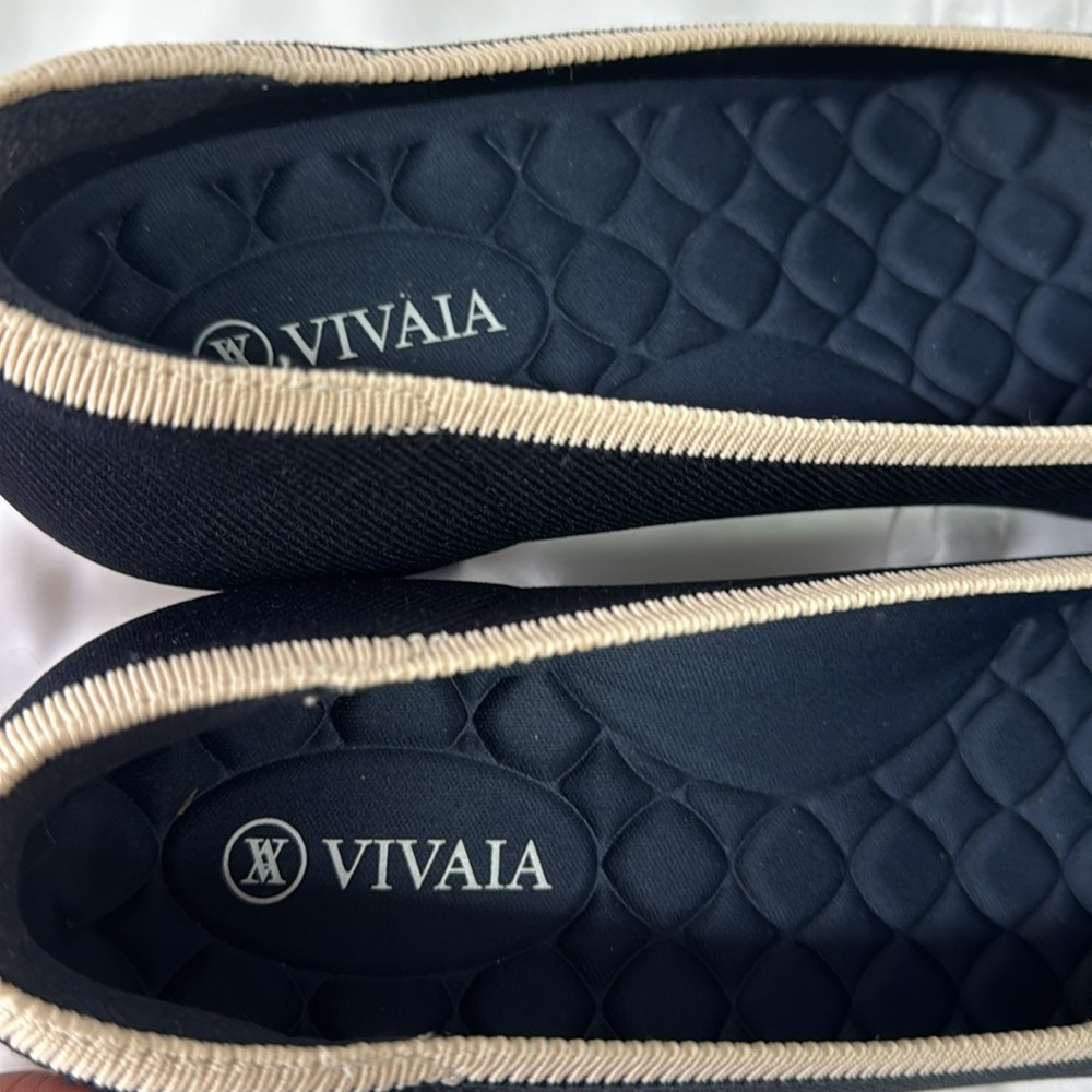 Elegant Navy and Cream Heels - Picture 5 of 8